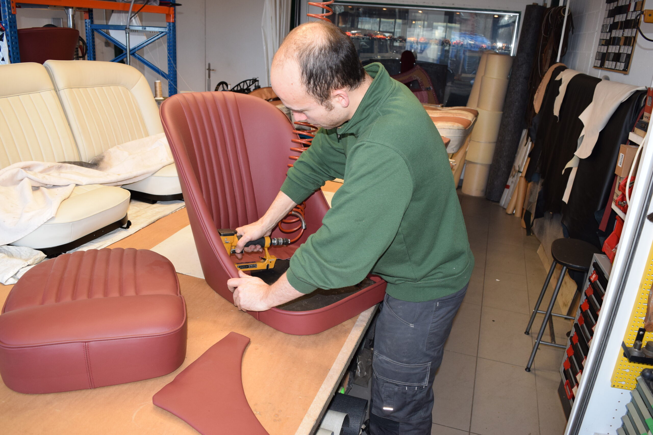 Sattler bei der Arbeit